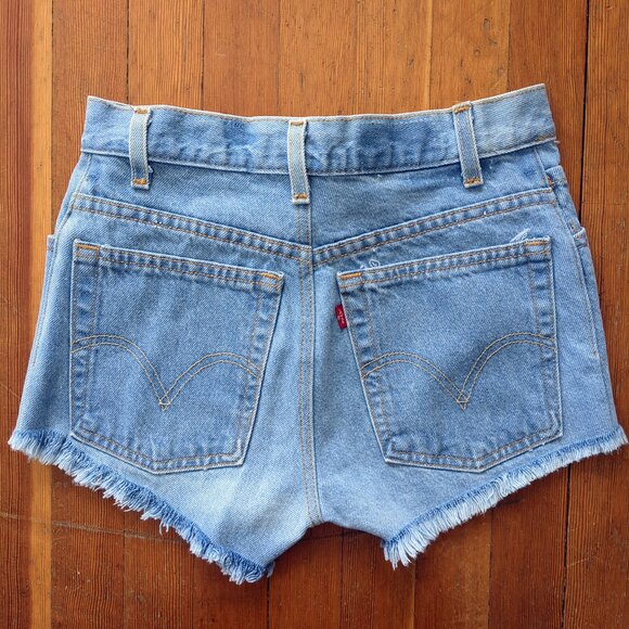 NWT levi’s classic relaxed 550 Cut Off Jean Shorts Light Wash Frayed Denim Hem - Picture 1 of 10